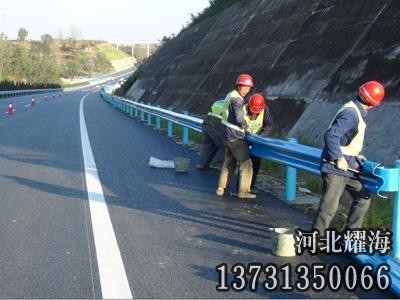 道路護(hù)欄板安裝實(shí)拍