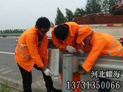 道路護(hù)欄板安裝實(shí)拍