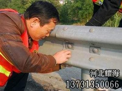道路護(hù)欄板安裝實(shí)拍